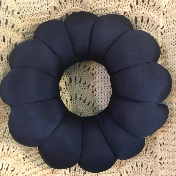 NWOT Total Pillow Neck Pillow - Picture 3 of 4